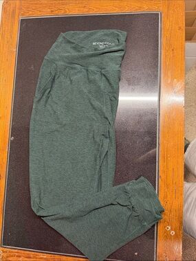 Beyond Yoga Forest Green Stretch Joggers, Size S